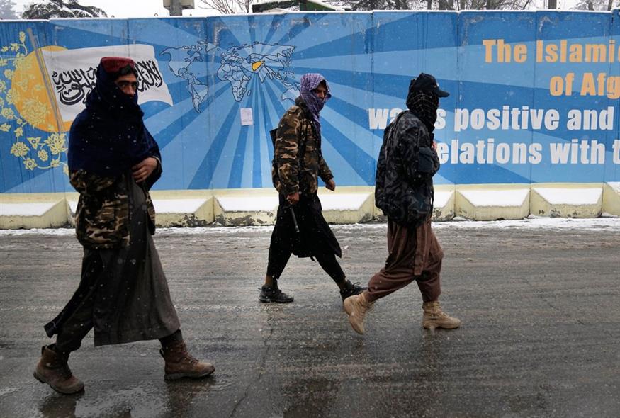 Μαχητές των Ταλιμπάν περπατούν σε έναν δρόμο κοντά στο υπουργείο Εξωτερικών του Αφγανιστάν, στην Καμπούλ του Αφγανιστάν / AP Photo/Hussein Malla