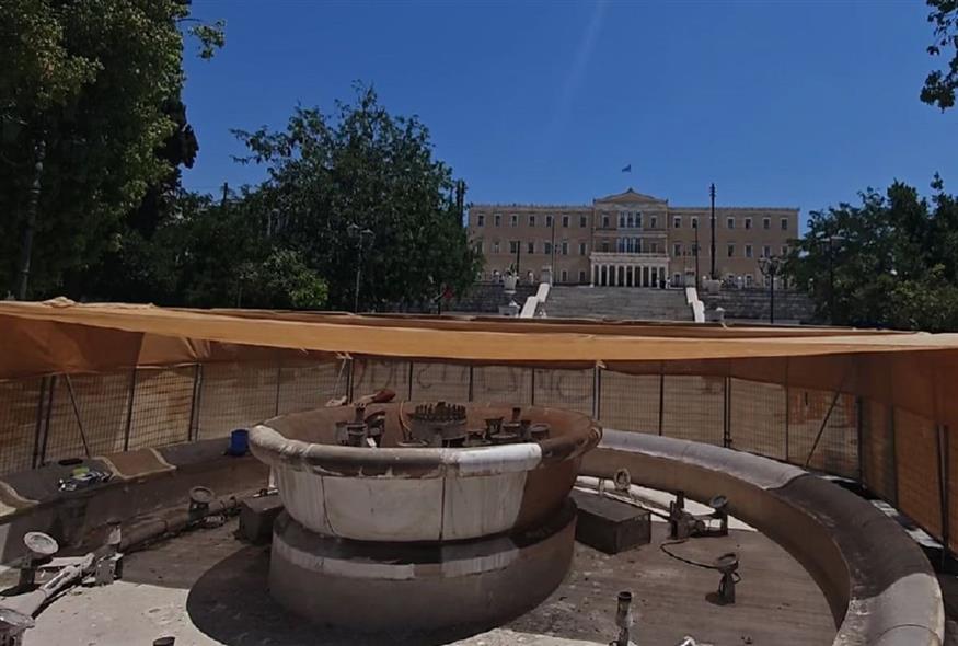 Σιντριβάνι στην πλατεία Συντάγματος (ORANGEPRESS.GR)