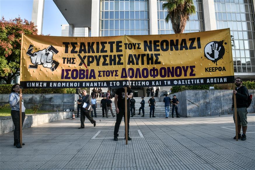 Αντιφασίστες έξω από το Δικαστικό Μέγαρο την ώρα που απολογείται ο Κασιδιάρης (eurokinissi)