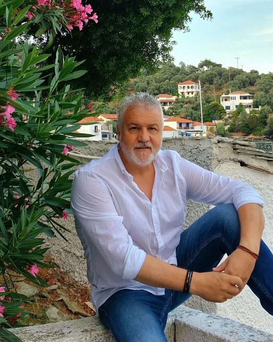 «Γράφοντας για το Αλτσχάιμερ, ήταν το πιο επίπονο και δύσκολο κομμάτι της συγγραφής. Για να είμαι ειλικρινής, με τάραξε βαθιά. Δεν ήθελα να το αγγίξω, γιατί η μνήμη μ’ έφερε πίσω. Στον παππού μου, στις θείες μου, σε ανθρώπους που αγάπησα και τους είδα να χάνονται τελικά» λέει ο Σπύρος Πετρουλάκης