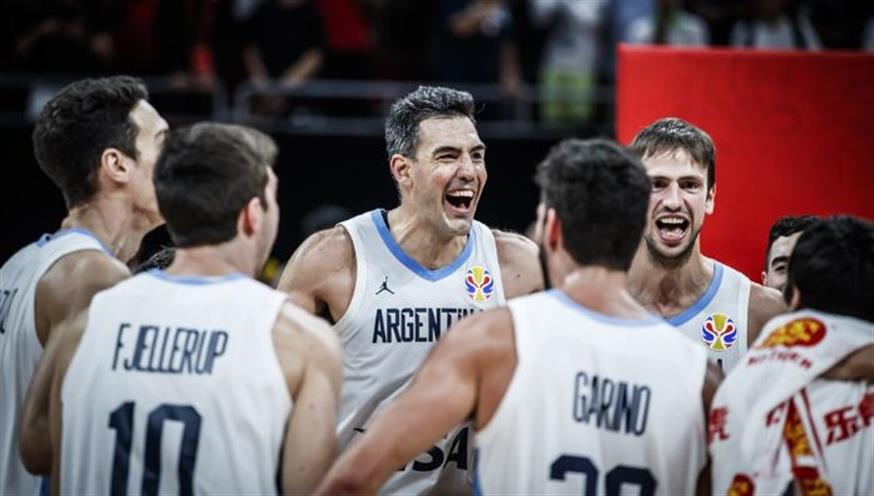 Ο Λουίς Σκόλα και η παρέα του έχουν αποτρελάνει τους Αργεντινούς (FIBA.COM)