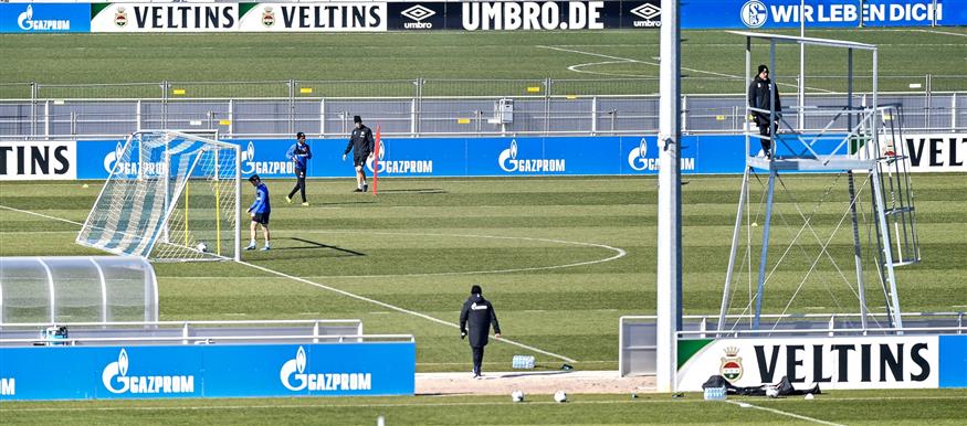 Οι ποδοσφαιριστές της Σάλκε ξεκίνησαν ήδη προπονήσεις κρατώντας αποστάσεις (AP Photo/Martin Meissner)
