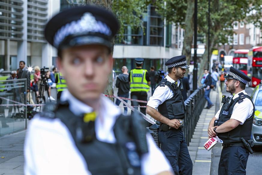 Βρετανοί αστυνομικοί (AP Photo/Vudi Xhymshiti)