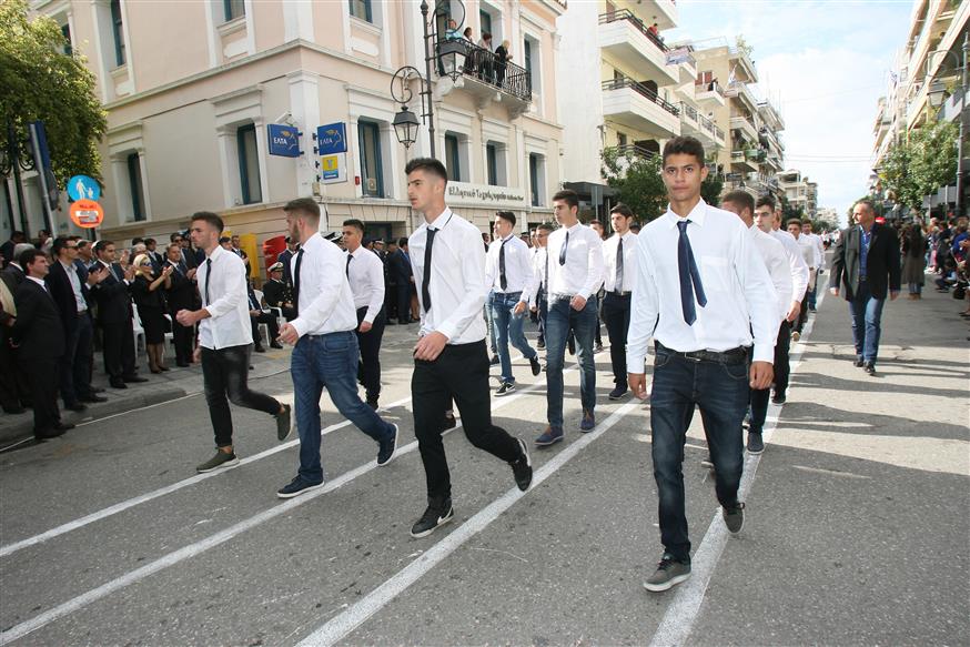 Στιγμιότυπο από μαθητική παρέλαση την 28η Οκτωβρίου (Eurokinissi/Ilialive.gr/Γιάννης Σπυρούνης)