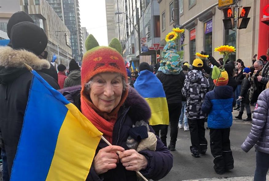 Η συγγραφέας Μάργκαρετ Άτγουντ σε πορεία για την Ουκρανία (Twitter)