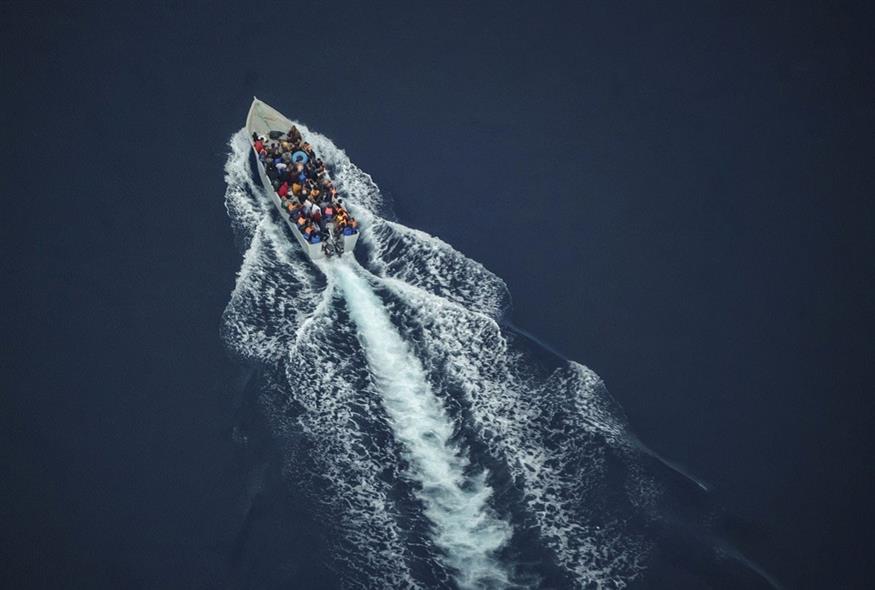 Σκάφος με μετανάστες στη Μεσόγειο (φωτογραφία αρχείου / Associated Press)
