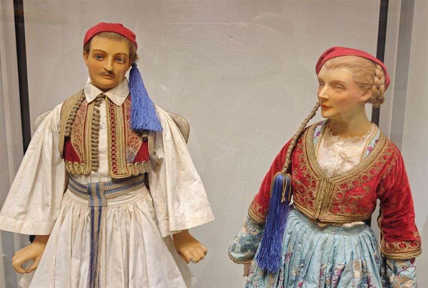 Δύο κούκλες στολισμένες με παραδοσιακές φορεσιές κεντημένες στο χέρι / Φωτό Κώστας Ασημακόπουλος