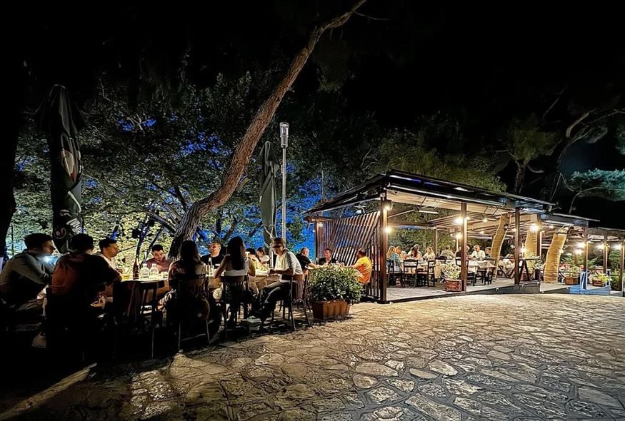 Το «Ταξίμι» είναι μια κλασική επιλογή δίπλα στο ποτάμι | © FB Το Ταξίμι Το «Ταξίμι» είναι μια κλασική επιλογή δίπλα στο ποτάμι | © FB Το Ταξίμι