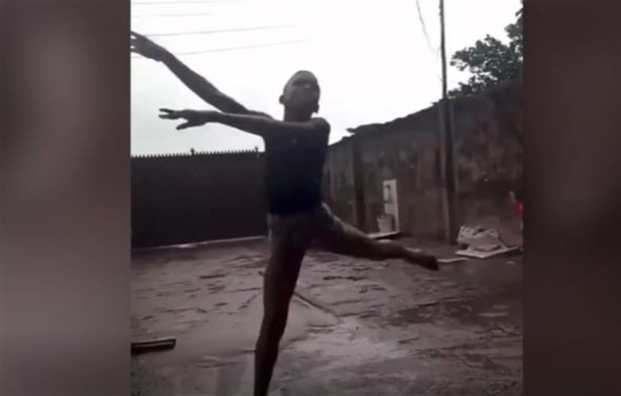 11χρονος χορεύει μπαλέτο στη βροχή/Social Media