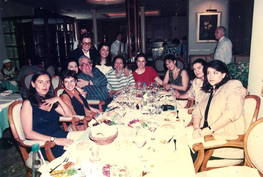 Ο διευθυντής από «Τα Νέα», Λέων Καραπαναγιώτης, με τις δημοσιογράφους που ανέλαβαν τη στήλη επιφυλλίδων με γυναικεία υπογραφή «Σε Πρώτο Ενικό»