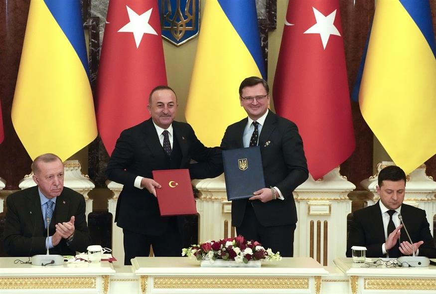 Ερντογάν και Ζελένσκι χειροκροτούν τους υπουργούς εξωτερικών των χωρών τους, Τσαβούσογλου και Κουλέμπα (φωτογραφία αρχείου / Associated Press)