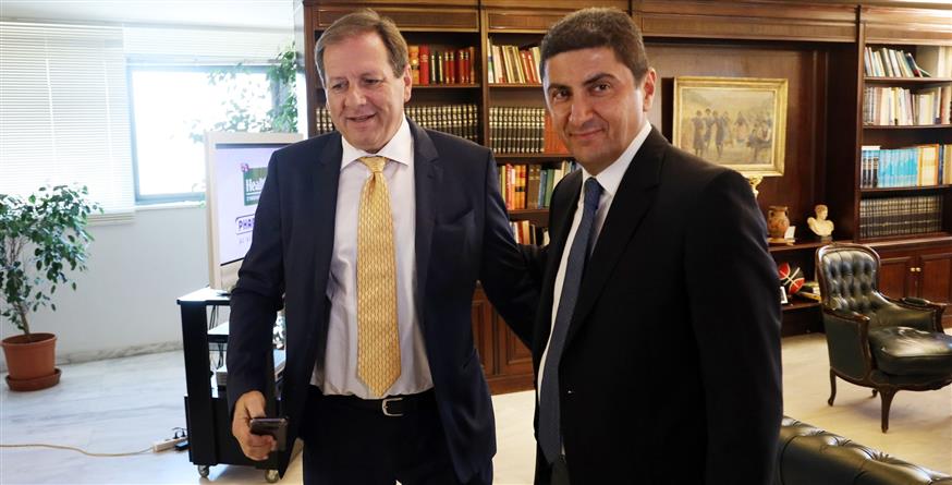 Από τη συνάντηση του υφυπουργού Αθλητισμού Λευτέρη Αυγενάκη (δεξιά) με τον πρόεδρο της ΚΑΕ ΑΕΚ, Μάκη Αγγελόπουλο (copyright Intime)