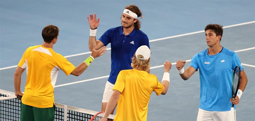 Ο Στέφανος Τσιτσιπάς και ο Μιχάλης Περβολαράκης ηττήθηκαν από την ομάδα της Αυστραλίας στο ATP Cup (copyright: AP)