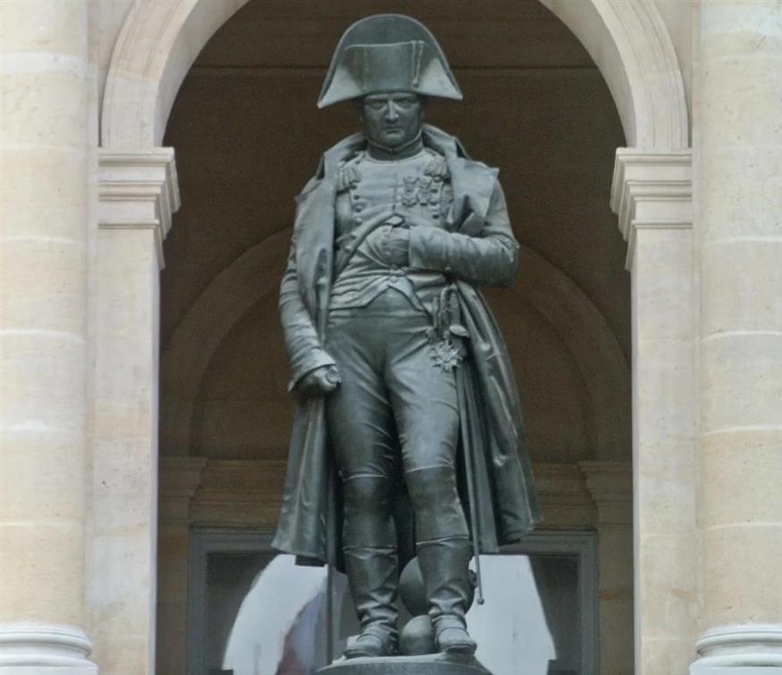 Ο Ναπολέων απολαμβάνει την γαλήνη των αγαλμάτων, ο Αδόλφος τη χλεύη της λήθης...