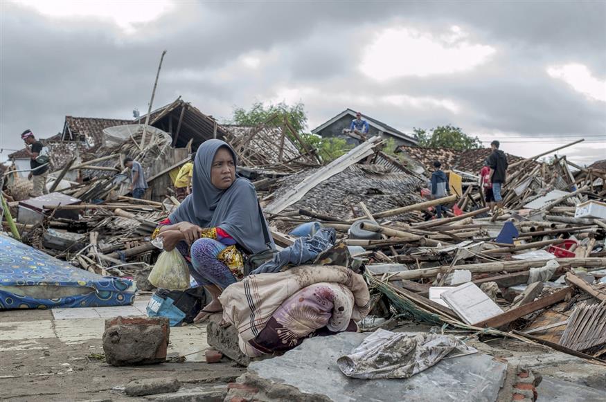 Γυναίκα που επέζησε από το φονικό τσουνάμι (AP Photo/Fauzy Chaniago)