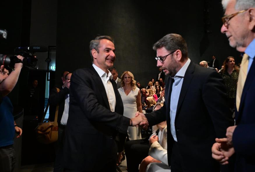 Κυριάκος Μητσοτάκης και Νίκος Ανδρουλάκης (ΤΑΤΙΑΝΑ ΜΠΟΛΑΡΗ/EUROKINISSI)