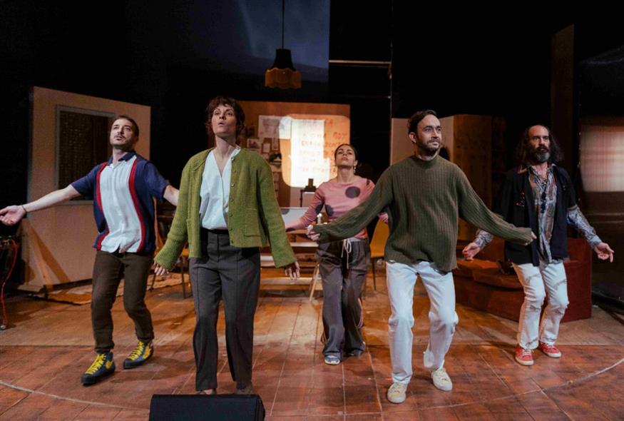 Η Συναρπαστική Εξέγερση του Χούλιο Τόγκα Στη «Συναρπαστική εξέγερση του Χούλιο Τόγκα» πρωταγωνιστούν οι Δημήτρης Δρόσος, Άρης Μπαλής, Μαρία Αποστολακέα, Μελίνα Πολυζώνη και Μικές Γλύκας (Copyright: Μάριος Σαγιάς, Ύρια Τάμαρη)