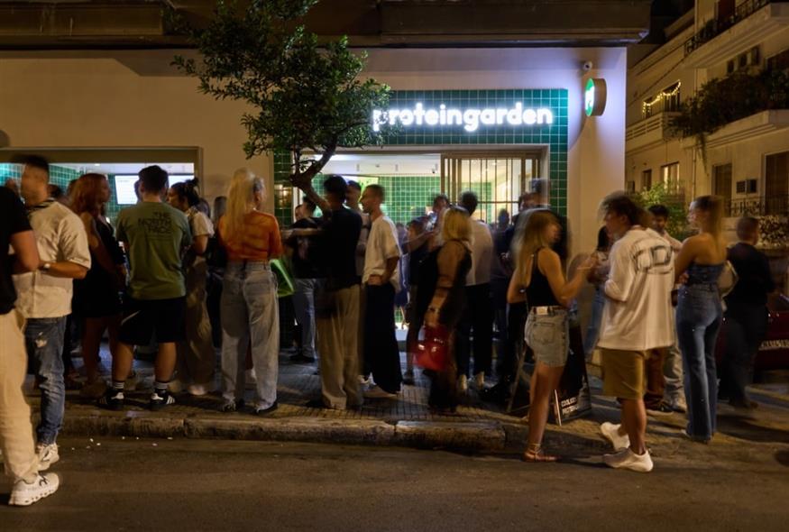 Στιγμιότυπο από τo εξωτερικό του καταστήματος κατά την διάρκεια του opening party