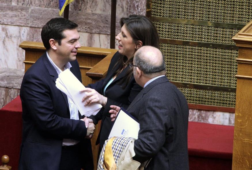 Αλέξης Τσίπρας και Ζωή Κωνσταντοπούλου (EUROKINISSI/ΓΙΩΡΓΟΣ ΚΟΝΤΑΡΙΝΗΣ)