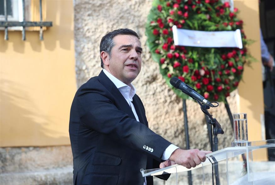 Ο Αλέξης Τσίπρας στην πολιτική κηδεία του Αλέκου Φλαμπουράρη (ΤΑΤΙΑΝΑ ΜΠΟΛΑΡΗ/EUROKINISSI)