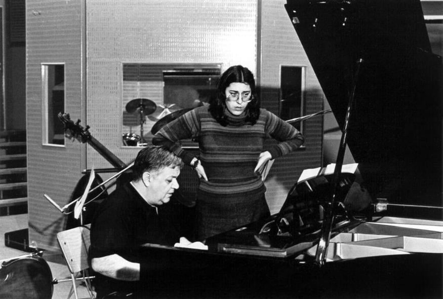 Ο Μάνος Χατζιδάκις μαζί με τη Μαρία Φαραντούρη