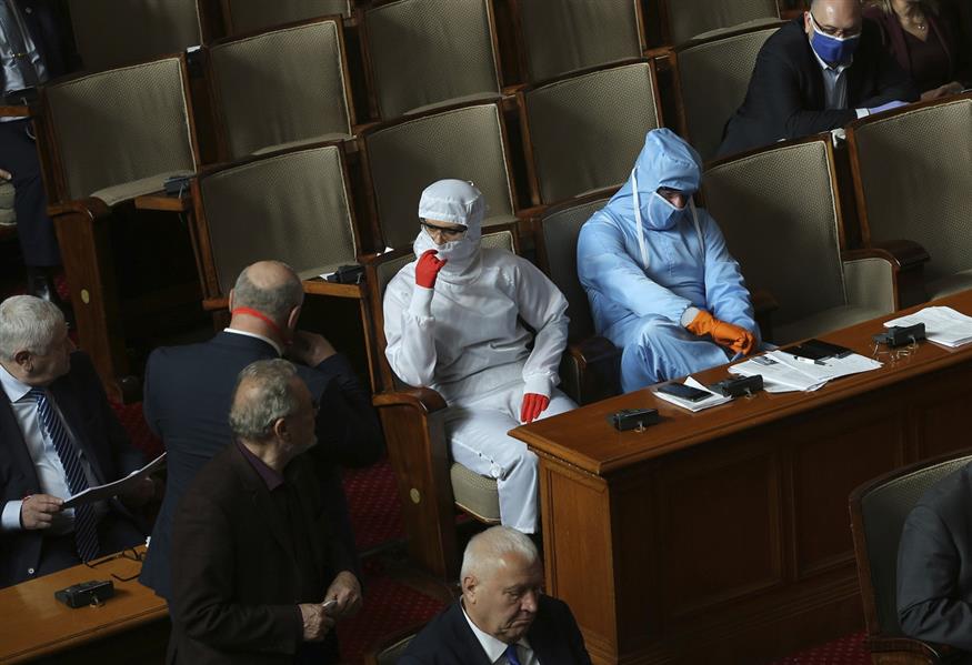Βουλευτές με προστατευτικές στολές στο κοινοβούλιο της Βουλγαρίας (AP Photo/Vesselin Borishev)