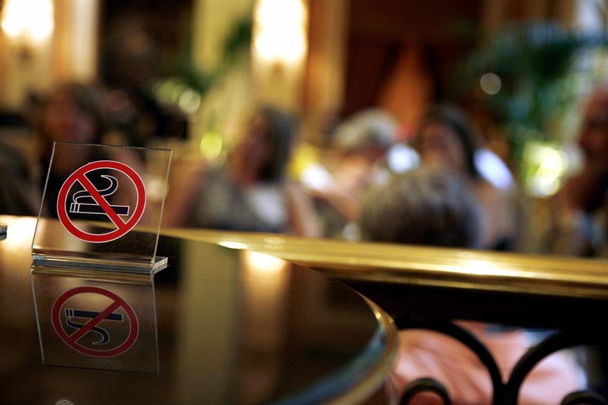 Ταμπελάκι κατά του καπνίσματος σε καφετέρια  (EUROKINISSI / ΧΑΣΙΑΛΗΣ ΒΑΪΟΣ)