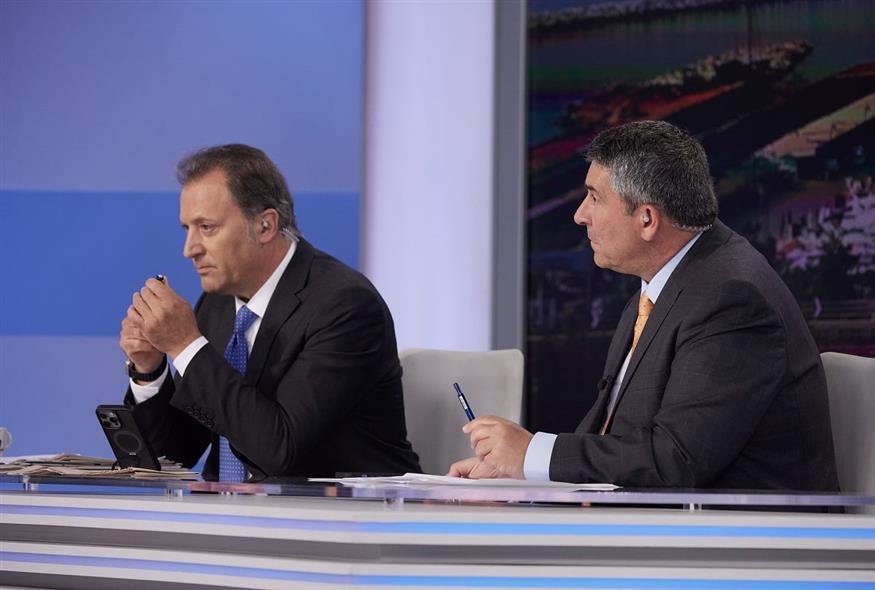 Ο Δημήτρης Οικονόμου (αριστερά) (ΔΗΜΗΤΡΗΣ ΠΑΠΑΜΗΤΣΟΣ/ΓΡΑΦΕΙΟ ΤΥΠΟΥ ΠΡΩΘΥΠΟΥΡΓΟΥ/EUROKINISSI)