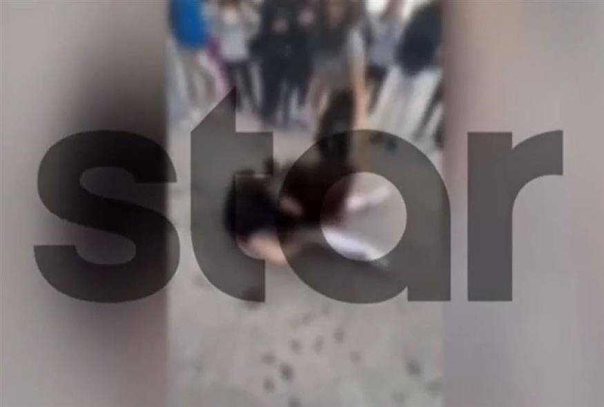 Ξυλοδαρμός 14χρονης στο Περιστέρι από συμμαθήτριές της (Video Capture)