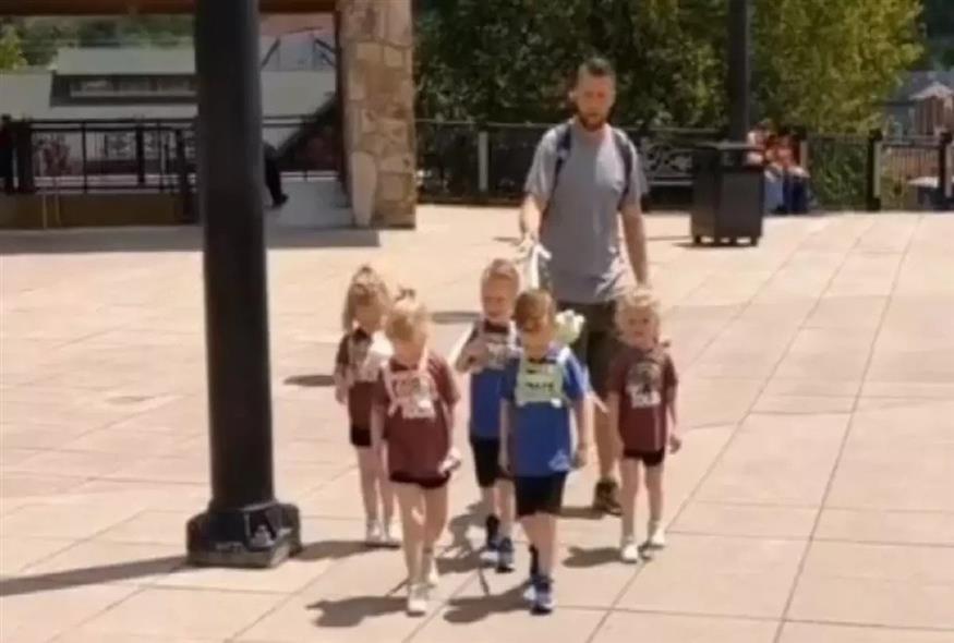 Παιδιά βγαίνουν βόλτα με λουρί / Video Capture/ TikTok