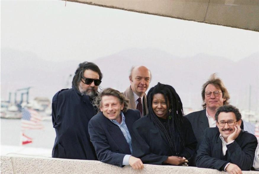 Associated Press - Ο Βαγγέλης Παπαθανασίου, μαζί με τον Ρομάν Πολάνσκι, τη Γούπι Γκόλντμπεργκ και άλλους κατά το 44ο Φεστιβάλ των Κανών, τον Μάιο του 1991
