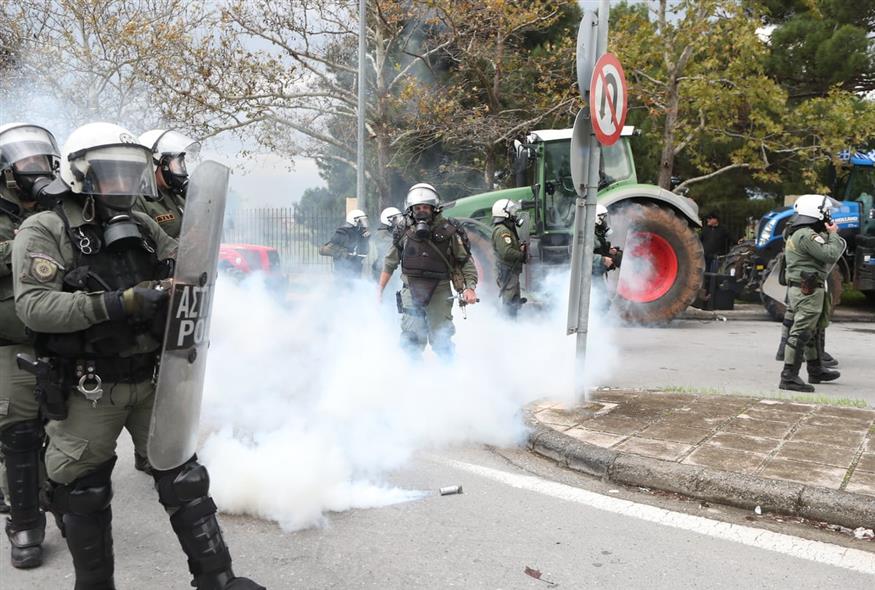 Ξανά χημικά από ΜΑΤ σε αγρότες: Επιχείρησαν να προσεγγίσουν το αεροδρόμιο «Μακεδονία»