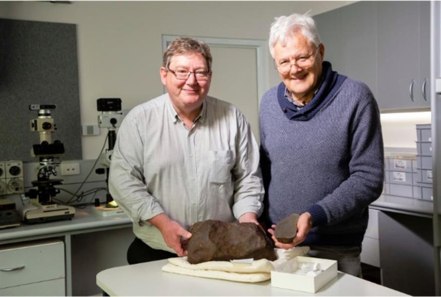 Οι γεωλόγοι Χένρι και Μπερτς με των μετεωρίτη (Museums Victoria) Οι γεωλόγοι Χένρι και Μπερτς με των μετεωρίτη (Museums Victoria)