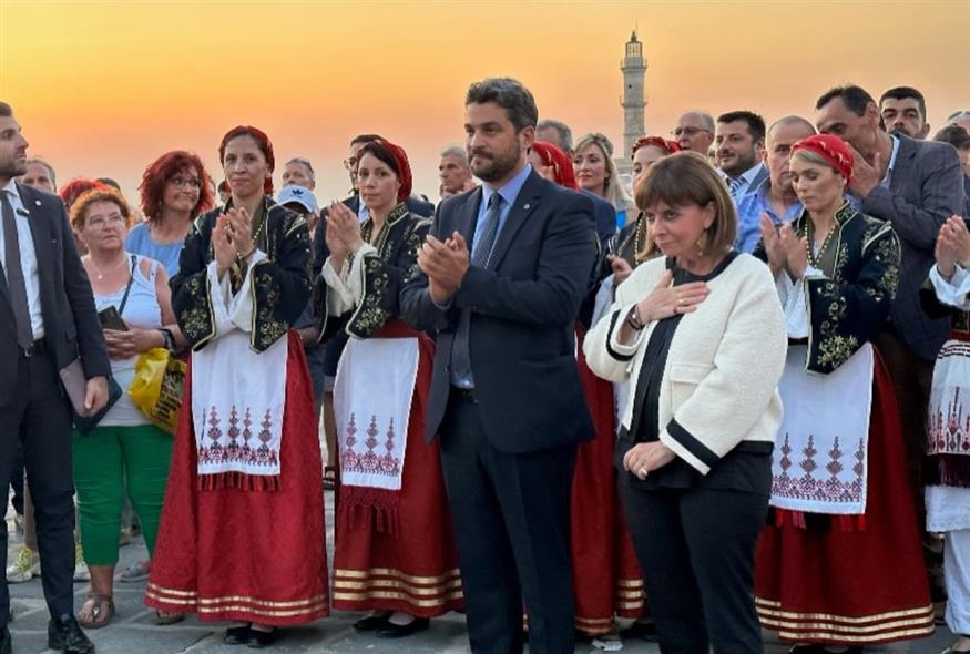 Ο δήμαρχος Χανίων, Παναγιώτης Σημανδηράκης μαζί με την Πρόεδρο της Δημοκρατίας, Κατερίνα Σακελλαροπούλου στα εγκαίνια του 2ου Φεστιβάλ Βιβλίου Χανίων