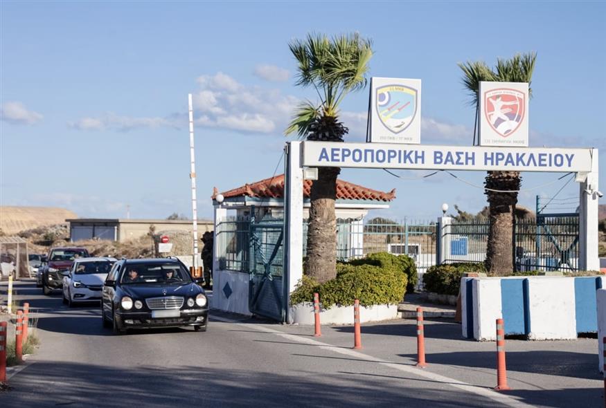 Άφιξη της σορού του 19χρονου στο Ηράκλειο (ΚΩΣΤΑΣ ΜΕΤΑΞΑΚΗΣ/EUROKINISSI)