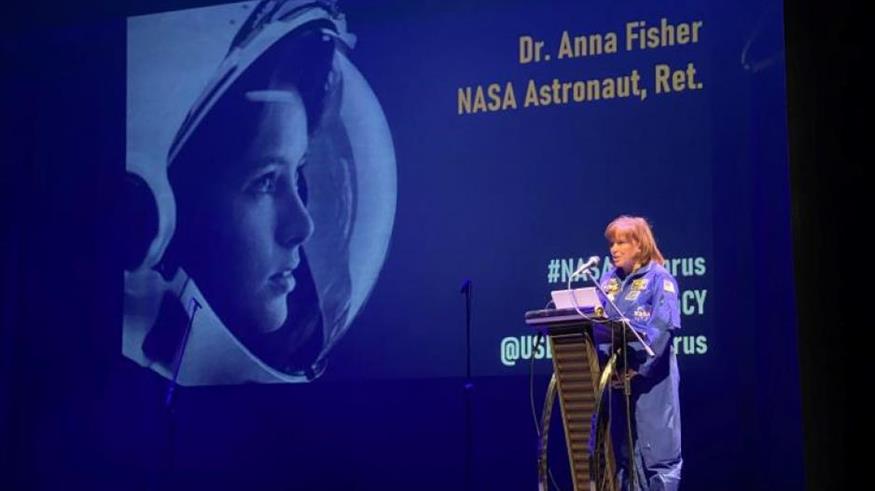 Η αστροναύτης Άννα Λη Φίσερ στο βήμα της εκδήλωσης (facebook)