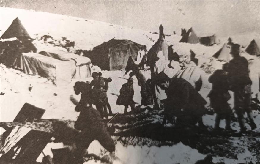 Τραπέζι δεν είχαμε· μια κουβέρτα στρώσαμε στο πάτωμα και καθίσαμε όλοι τριγύρω...