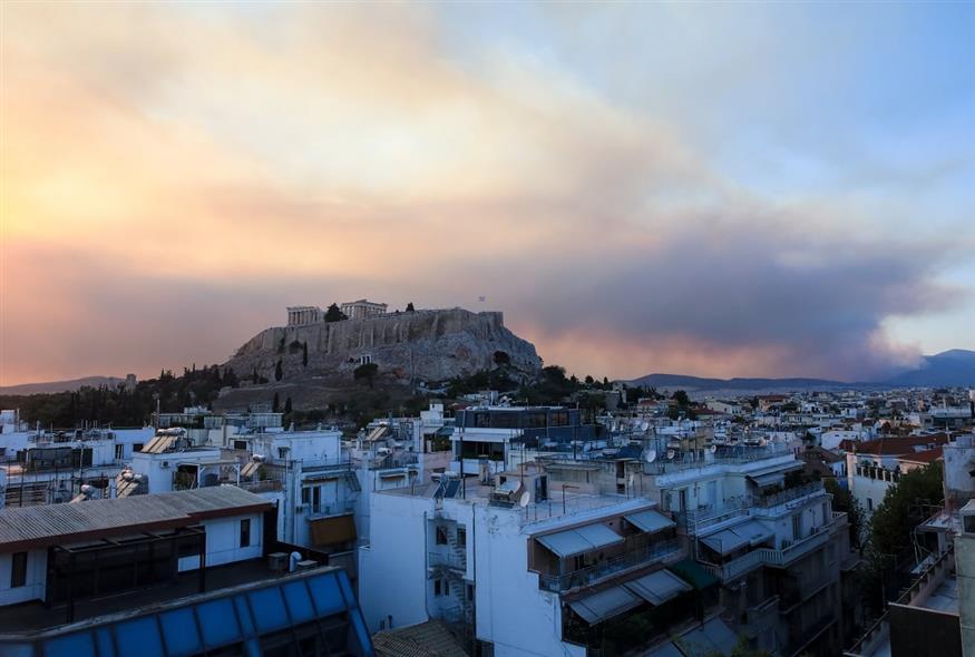 Σκέπασε και το κέντρο της Αθήνας ο καπνός από το πύρινο μέτωπο της Φυλής (ΓΙΑΝΝΗΣ ΠΑΝΑΓΟΠΟΥΛΟΣ / EUROKINISSI)