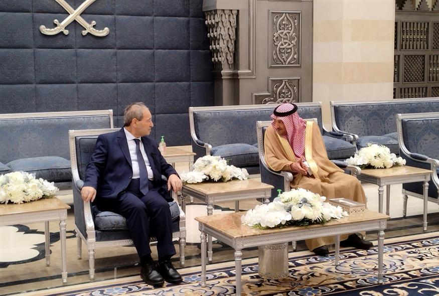 Ο Σύρος υπουργός Εξωτερικών Φάισαλ Μέκνταντ κατά την επίσκεψή του στη Σαουδική Αραβία/ AP