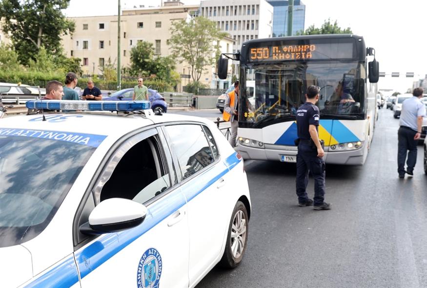 Σύγκρουση λεωφορείου με ΙΧ στη Συγγρού (ΙΝΤΙΜΕ/ΛΙΑΚΟΣ ΓΙΑΝΝΗΣ)