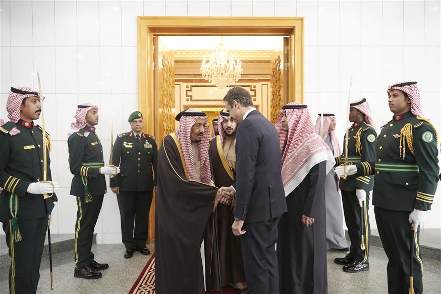Συνάντηση Μητσοτάκη με τον βασιλιά της Σαουδικής Αραβίας (Copyright: γραφείο Τύπου πρωθυπουργού)