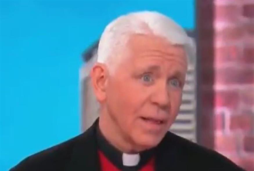 Ο ιερέας Έντουαρντ Μπεκ προκάλεσε αντιδράσεις με τις δηλώσεις του στο CNN (Video Capture)