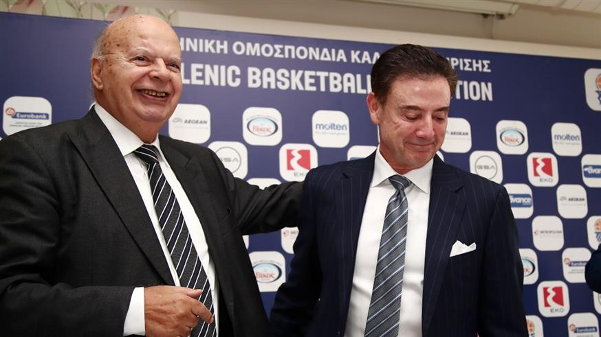 Ο πρόεδρος της ΕΟΚ Γιώργος Βασιλακόπουλος με τον Ρικ Πιτίνο (Intime)