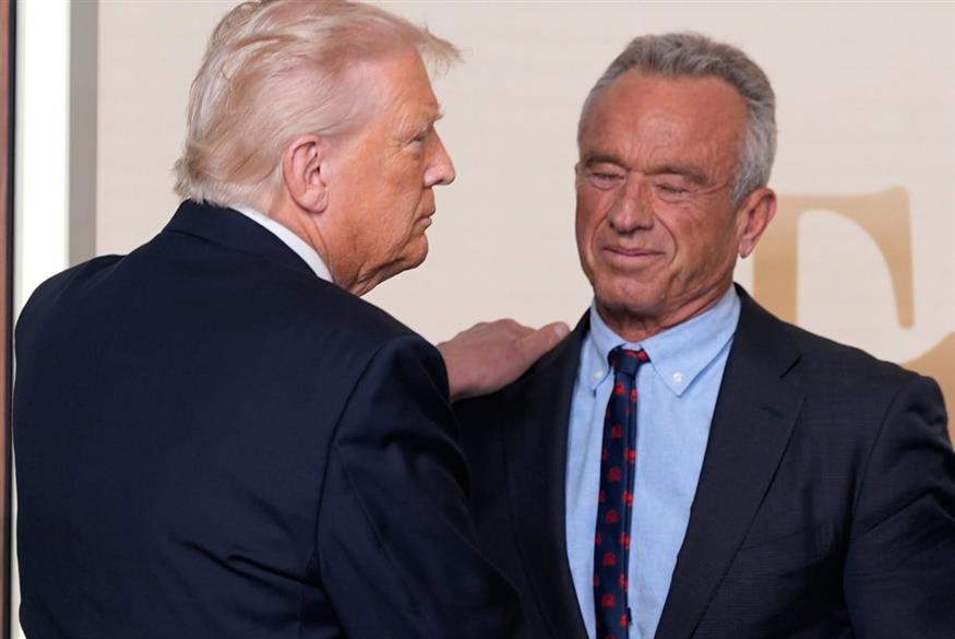 Είναι εύκολο να αποδοθούν οι ευθύνες στον πρόεδρο Τραμπ και στον υπουργό Υγείας του, Ρόμπερτ Φ. Κένεντι τζούνιορ... /copyright Ap Photos