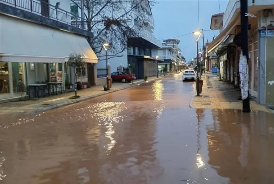 Στιγμιότυπο από τις πλημμύρες στη Βάρδα (π. Ιωάννης Κούγιας/www.ilialive.gr) Στιγμιότυπο από τις πλημμύρες στη Βάρδα (π. Ιωάννης Κούγιας/www.ilialive.gr)