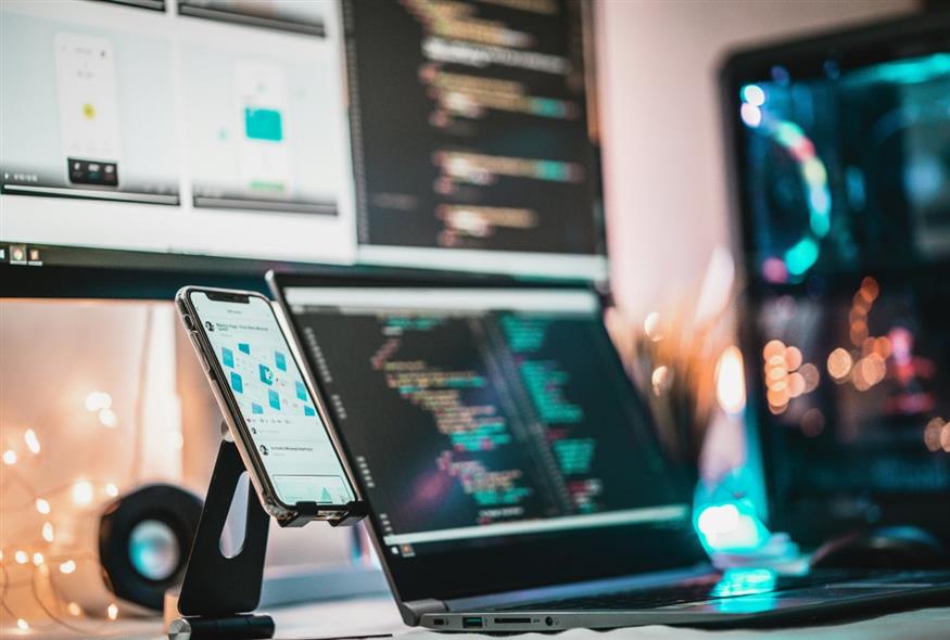 Υπολογιστής και κινητό - Φωτογραφία αρχείου (unsplash.com)