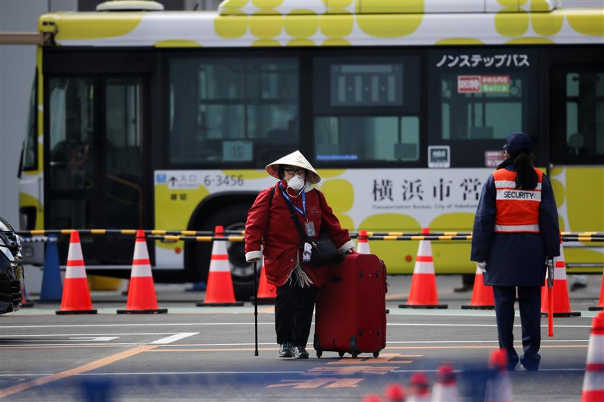 Επιβάτες που δεν νόσησαν από τον κοροναϊό αποχωρούν από το Diamond Princess  (AP Photo/Jae C. Hong)