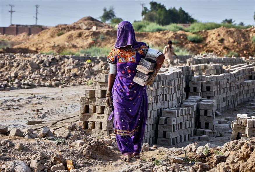 Εργάτρια σε καμίνι τούβλων (AP Photo/Pervez Masih)