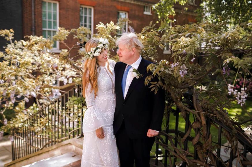 Ο πρωθυπουργός της Βρετανίας Μπόρις Τζόνσον και η Κάρι Σίμοντς ποζάρουν για την γαμήλια φωτογραφία στην πρωθυπουργική κατοικία στο Λονδίνο. (Rebecca Fulton via AP)