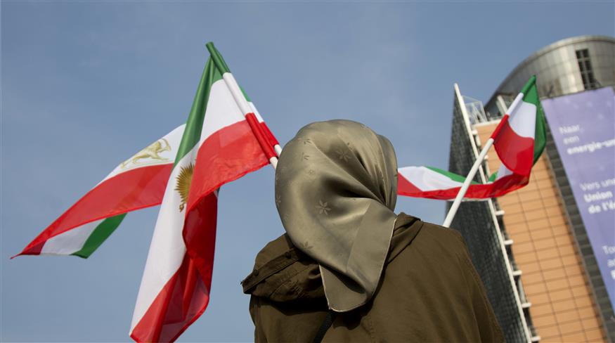 Σημαίες Ιράν/(AP Photo/Virginia Mayo)
